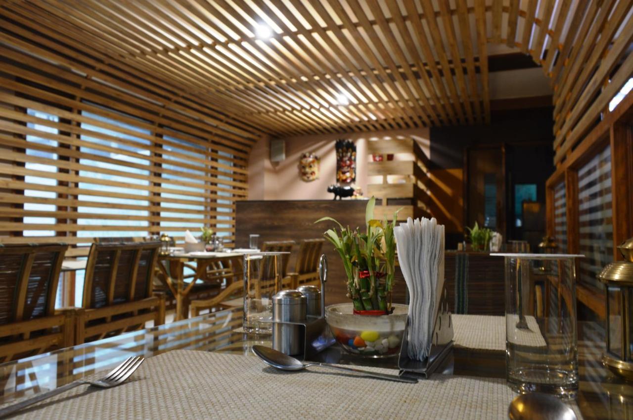 Hotel Rains Inn Guwahati Exteriör bild