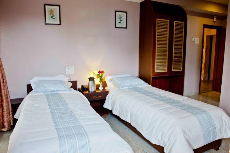 Hotel Rains Inn Guwahati Exteriör bild