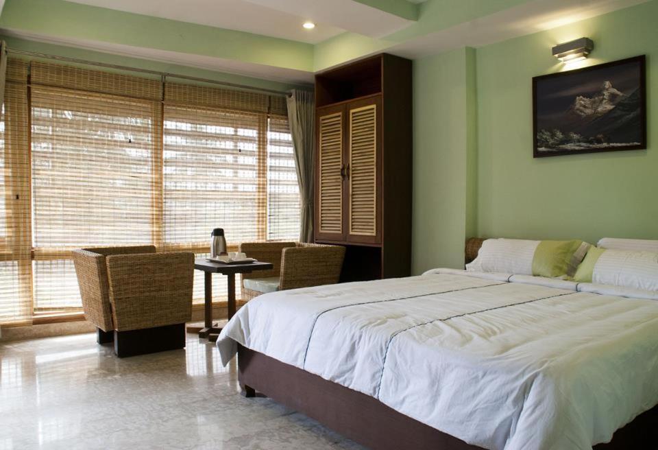 Hotel Rains Inn Guwahati Exteriör bild